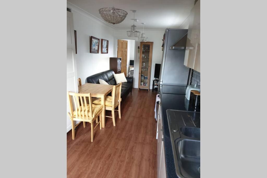 A Home Away From Home With A Big Welcome Erith Extérieur photo